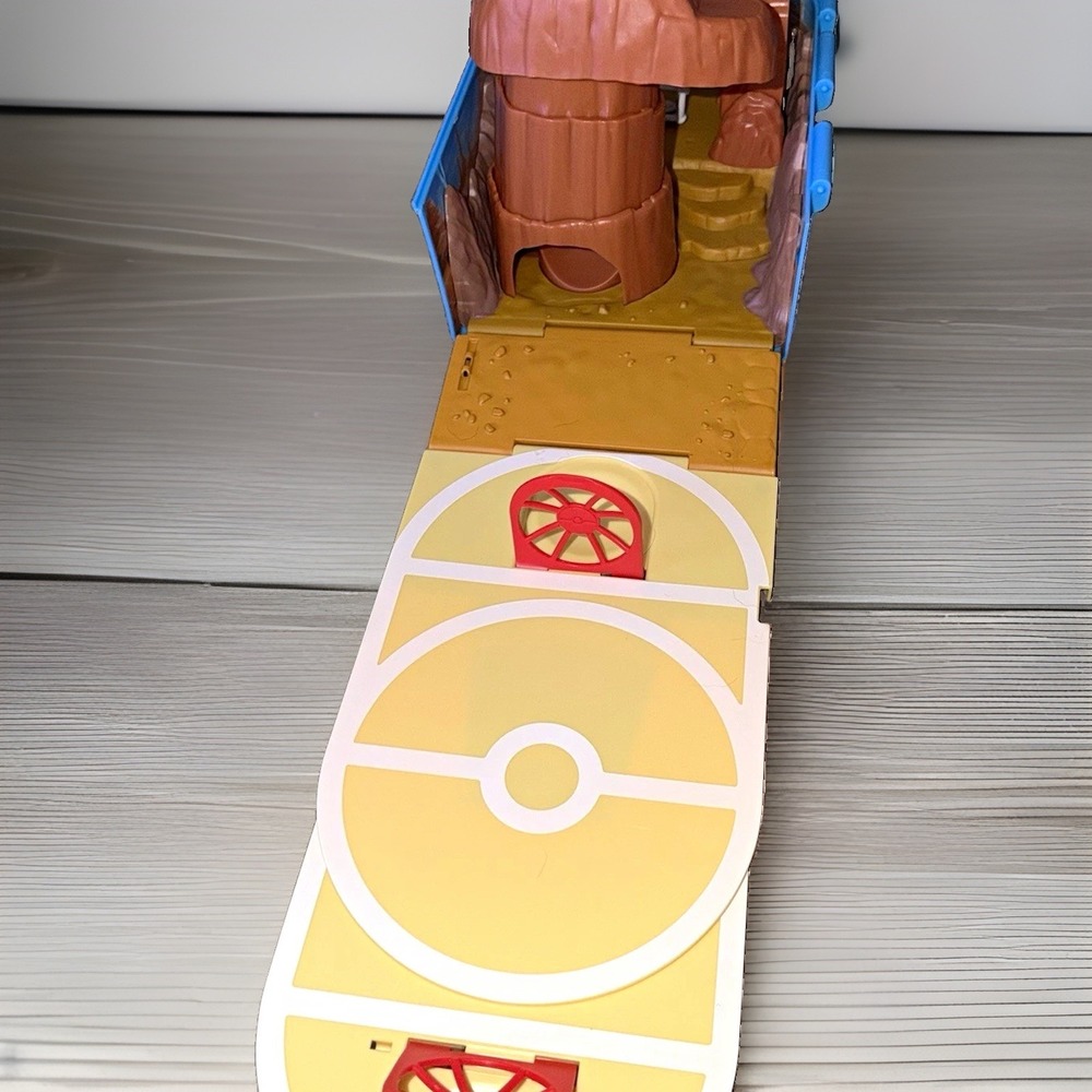 Pokémon Poké Ball Carry Case Transforming Fold-Out Playset with Net